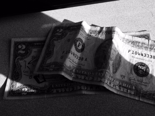 2-dollar-bills